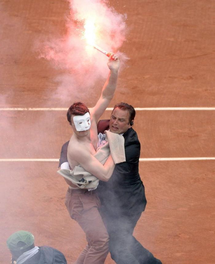 En la pista con bengalas para protestar contra el matrimonio homosexual durante Roland Garros (FOTOS)