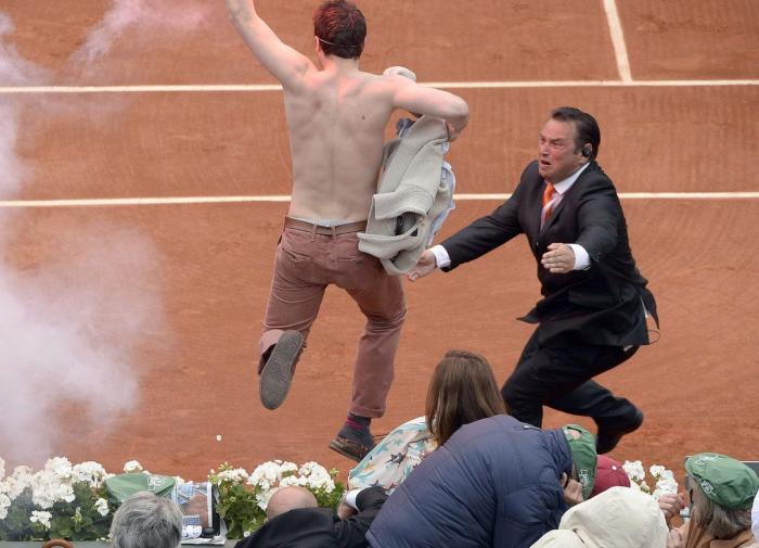 En la pista con bengalas para protestar contra el matrimonio homosexual durante Roland Garros (FOTOS)