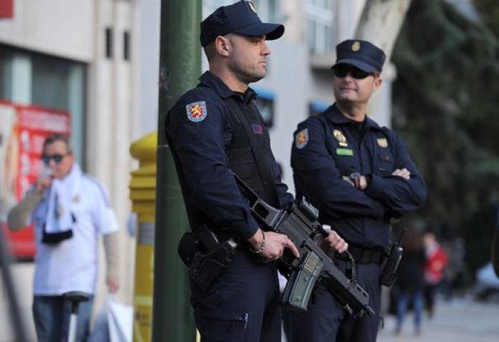 Máxima seguridad: cacheos y controles en las inmediaciones del Bernabéu