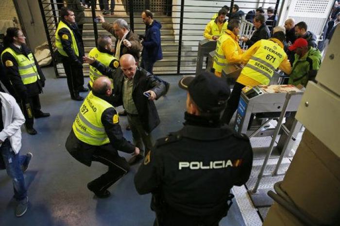 Máxima seguridad: cacheos y controles en las inmediaciones del Bernabéu