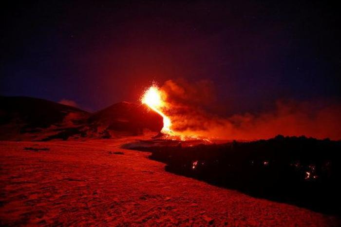 El volcán Stromboli entra en erupción y los turistas se echan al mar por miedo