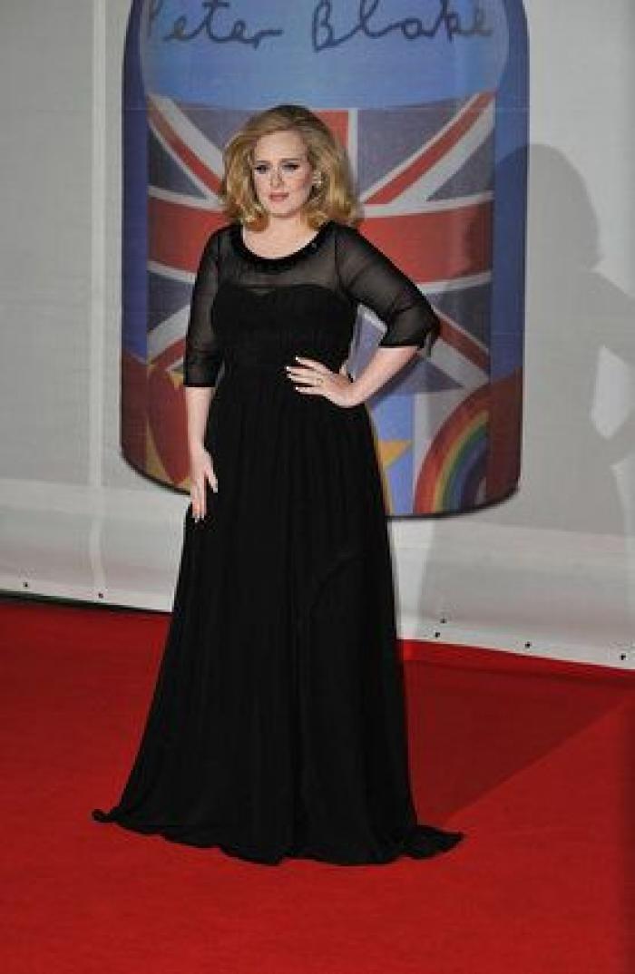 La cantante Adele se graba un vídeo enferma para disculparse por suspender un concierto