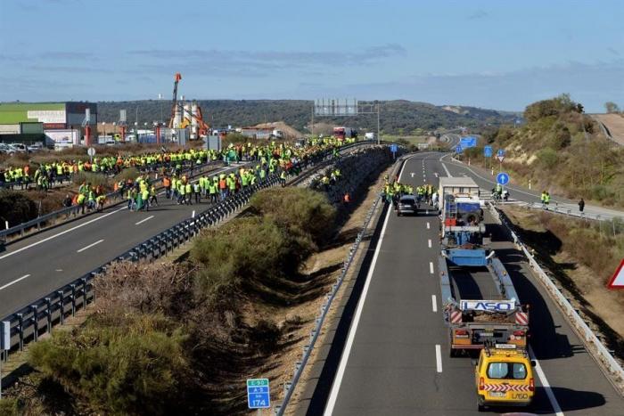 El campo se paraliza en Extremadura y Andalucía en protesta por los bajos precios en origen de sus productos