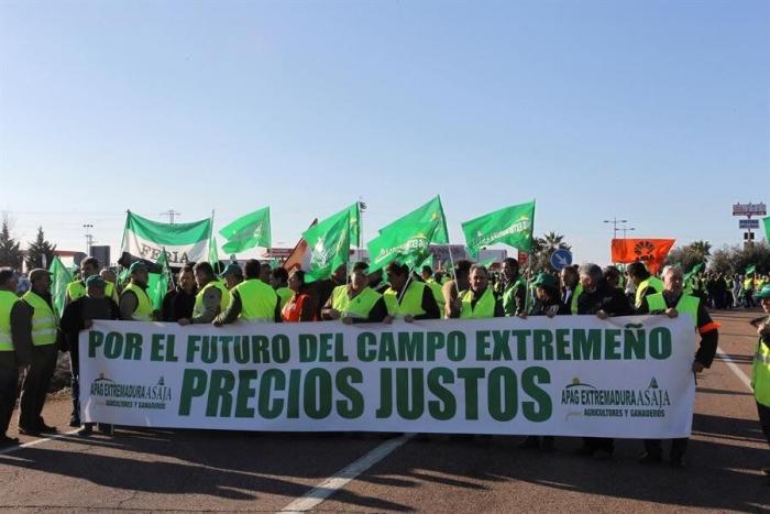 El campo se paraliza en Extremadura y Andalucía en protesta por los bajos precios en origen de sus productos