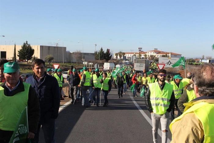 De cortar carreteras a reunirse en el Ministerio: las protestas del campo alcanzan una nueva dimensión