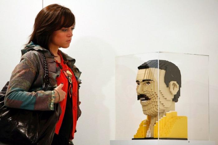 Nathan Sawaya, el artista que hace esculturas con piezas de Lego (FOTOS)