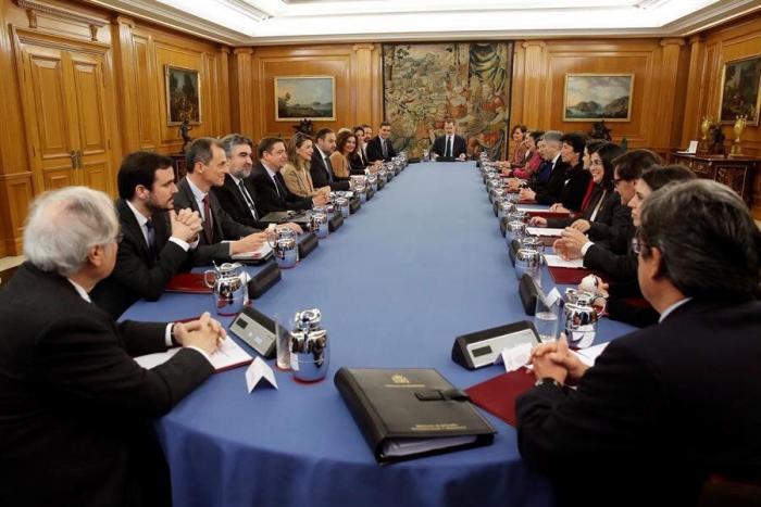 Felipe VI preside su primer Consejo de Ministros de un Gobierno de coalición