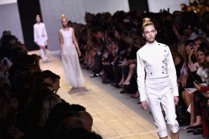 El estreno de Maria Grazia Chiuri en Dior llega cargado de reivindicaciones feministas