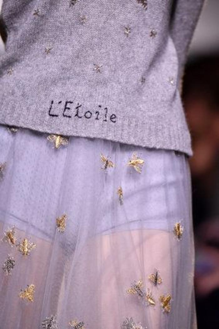 El estreno de Maria Grazia Chiuri en Dior llega cargado de reivindicaciones feministas