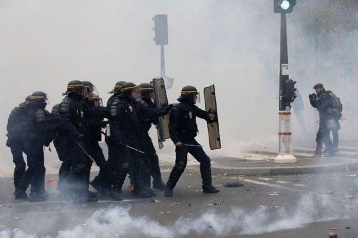 La policía dispersa con gases y cargas una manifestación en el centro de París