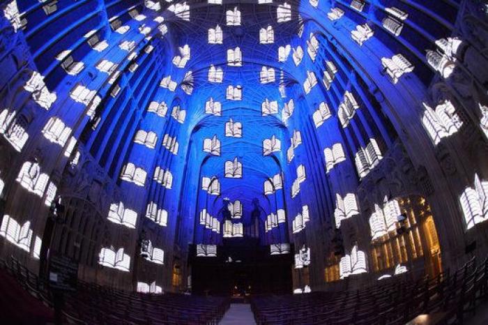 La capilla del King's College de Cambridge se transforma y se convierte en una pantalla gigante