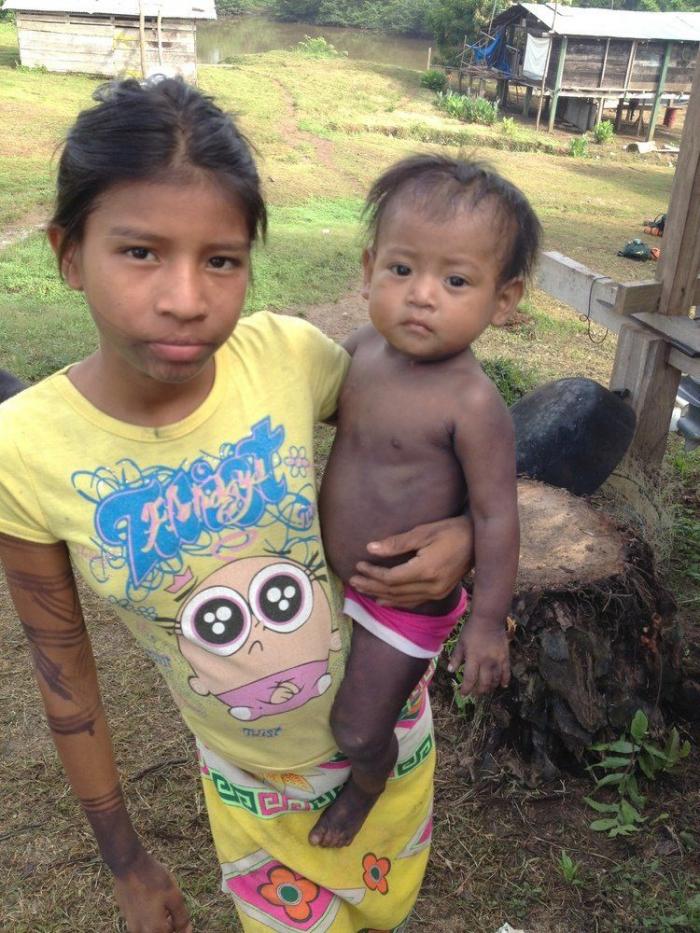 Mosquitos, arte y lodo: la Ruta Quetzal BBVA visita tribus indígenas en Panamá