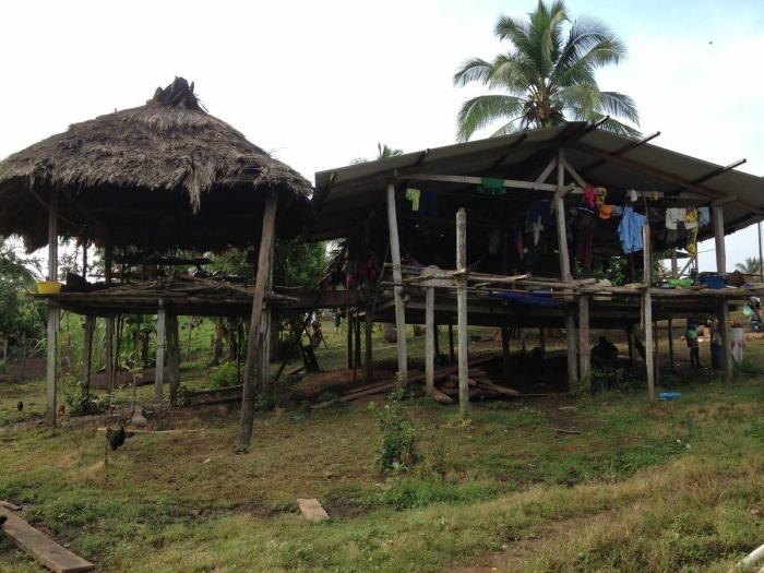 Mosquitos, arte y lodo: la Ruta Quetzal BBVA visita tribus indígenas en Panamá