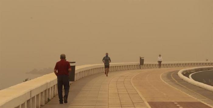 Reabren todos los aeropuertos de Canarias tras los incendios y la calima