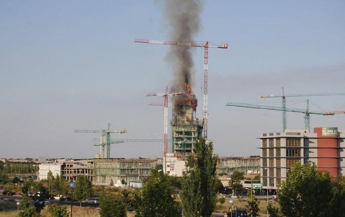 Espectacular incendio en un complejo del BBVA en construcción en Las Tablas, Madrid (FOTOS)