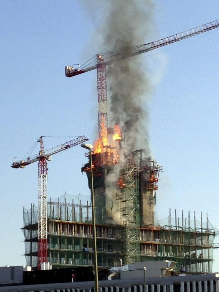 Espectacular incendio en un complejo del BBVA en construcción en Las Tablas, Madrid (FOTOS)
