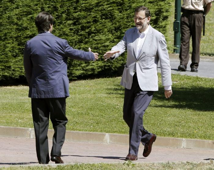 Aznar lamenta la actual "debilidad" y "decaimiento" de España