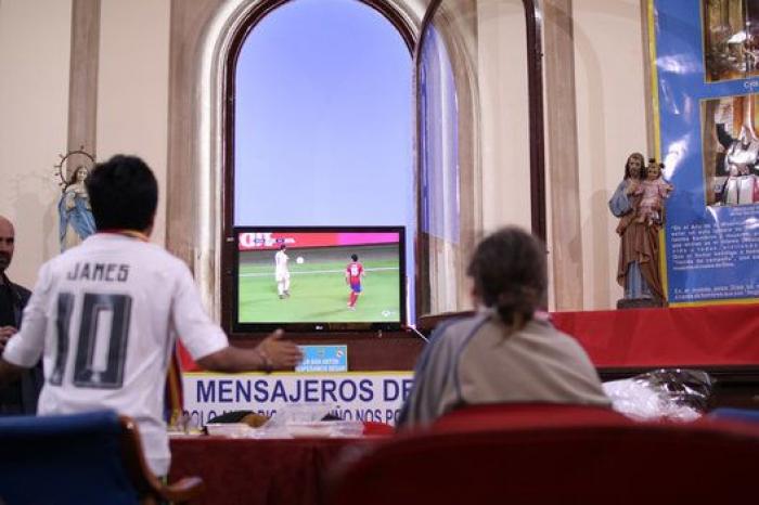 Los sintecho disfrutan de la final de Champions en la iglesia de San Antón (Madrid)