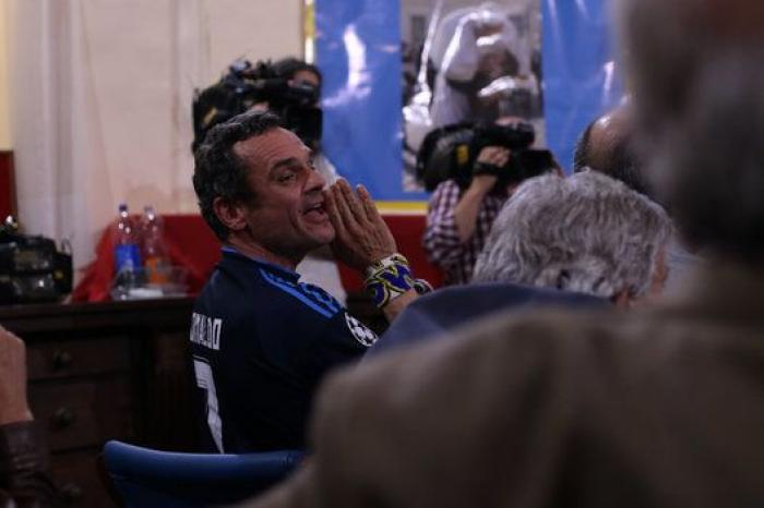 Los sintecho disfrutan de la final de Champions en la iglesia de San Antón (Madrid)