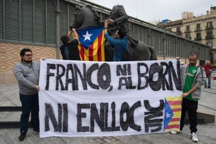 Barcelona retira la estatua de Franco decapitado tras acabar por los suelos