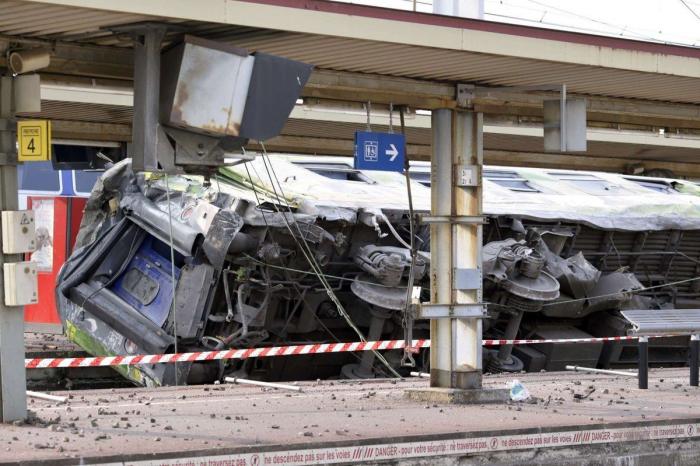 Accidente de tren en París: Al menos 6 muertos al descarrilar un tren regional en Brétigny-sur-Orge (VÍDEO, FOTOS)