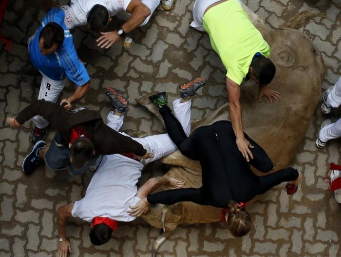 San Fermín 2013: Un angustioso penúltimo encierro de San Fermín acaba con 21 heridos (VÍDEO)