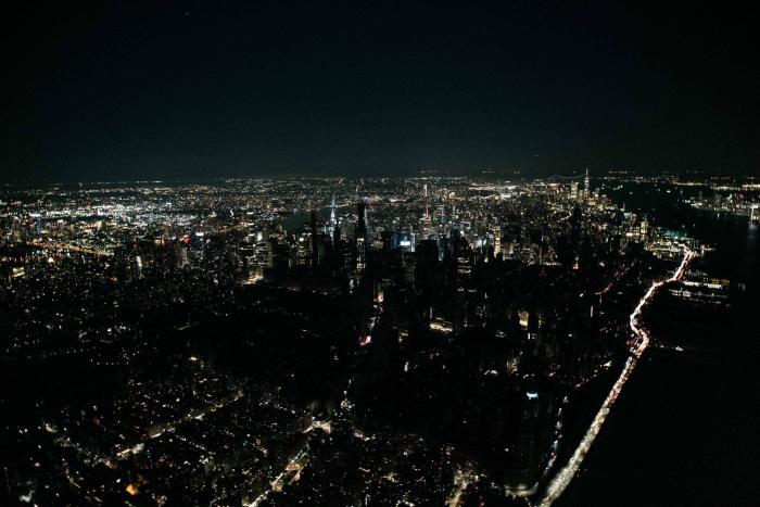 Las impresionantes imágenes aéreas de Manhattan a oscuras por un apagón masivo