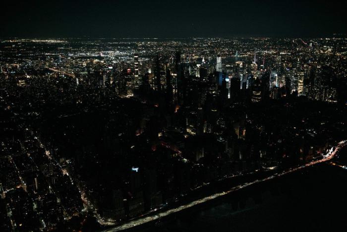 Las impresionantes imágenes aéreas de Manhattan a oscuras por un apagón masivo