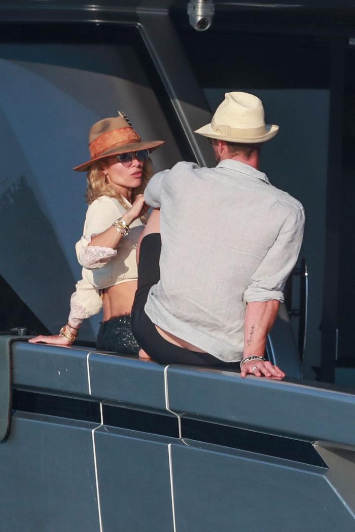 Chris Hemsworth comparte una foto para felicitar a su madre y muchos la confunden con Elsa Pataky