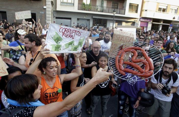 'Barbacoa de chorizos': Protestas en toda España ante las sedes del PP
