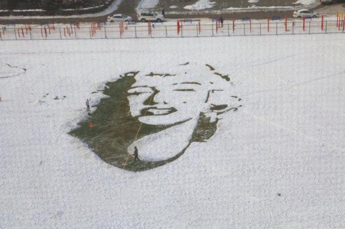 Marilyn parece, nieve es: el retrato de la estrella en el suelo nevado