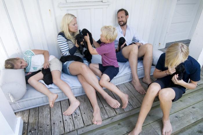 Príncipes de Noruega: posado familiar de Haakon y Mette-Marit entre perros