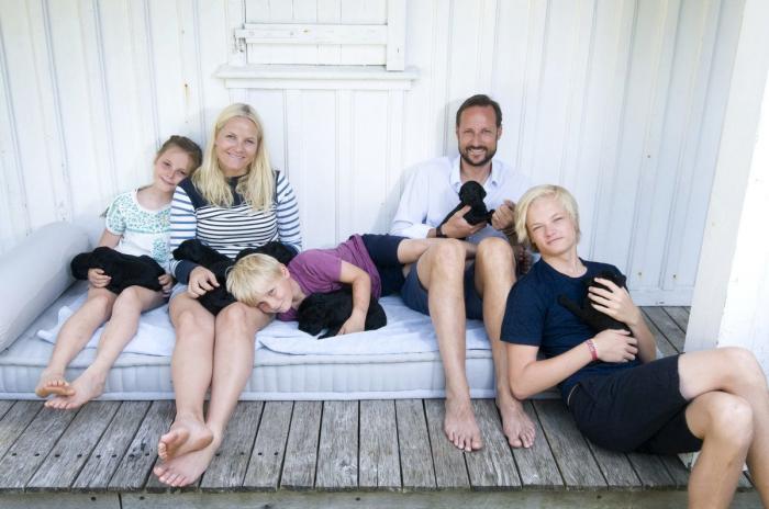 Príncipes de Noruega: posado familiar de Haakon y Mette-Marit entre perros