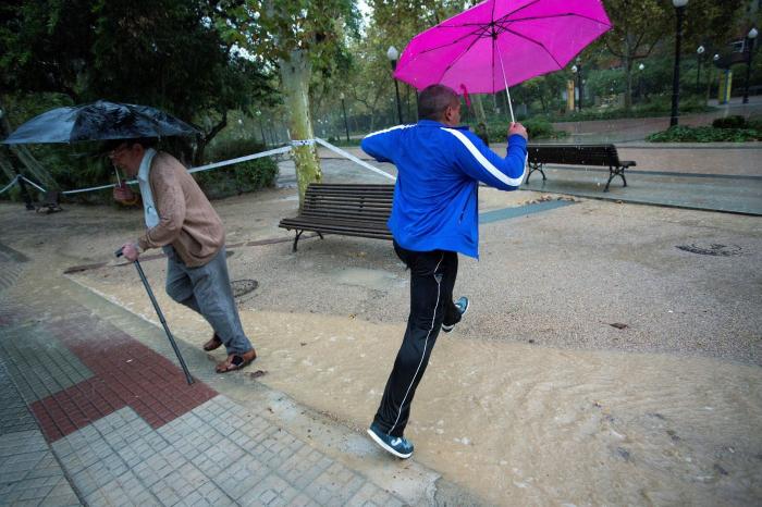 Las peores lluvias desde 2008 cortan carreteras y cierran escuelas y parques