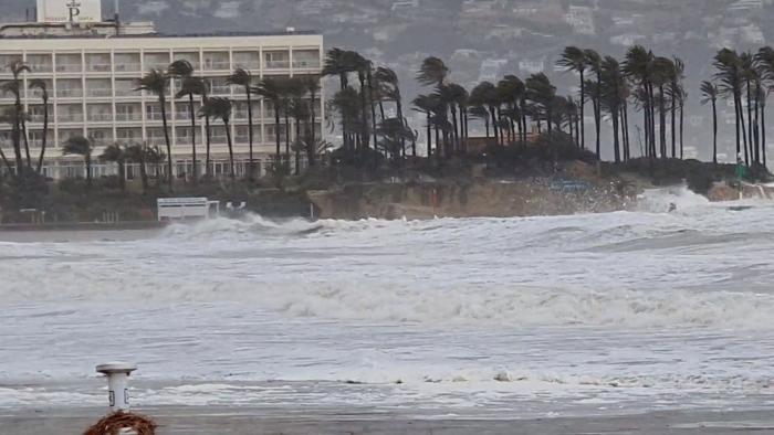 España, en aviso por la borrasca 'Karine' con riesgo extremo por olas en País Vasco, Asturias y Cantabria