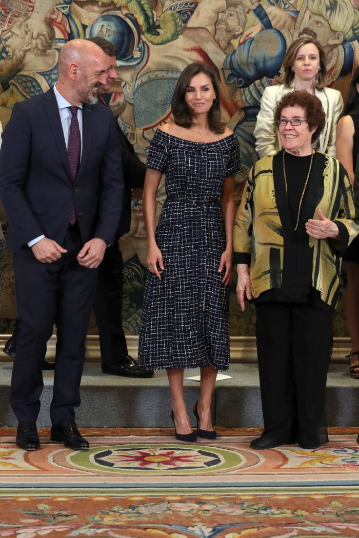 El vestido de menos de 20 euros con el que Letizia rinde a la prensa: "El escote más favorecedor"