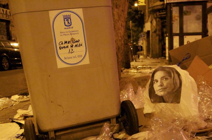 Bolsas de basura con la cara de Ana Botella: el colectivo de arte urbano Ana Botella Crew las siembra en Madrid (FOTOS)