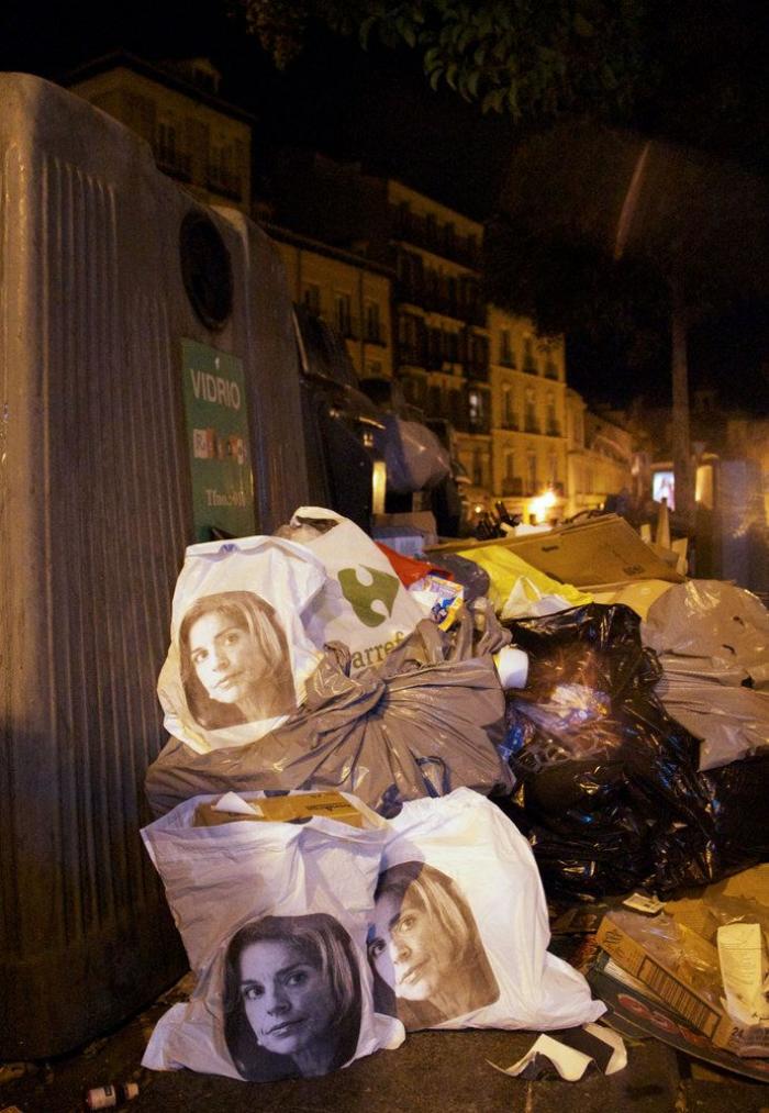 Bolsas de basura con la cara de Ana Botella: el colectivo de arte urbano Ana Botella Crew las siembra en Madrid (FOTOS)