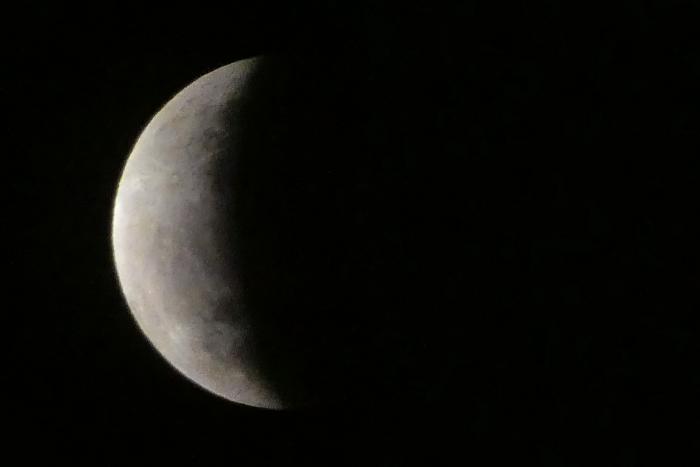 Las mejores fotos del eclipse parcial de Luna: así de espectacular se vio en el mundo