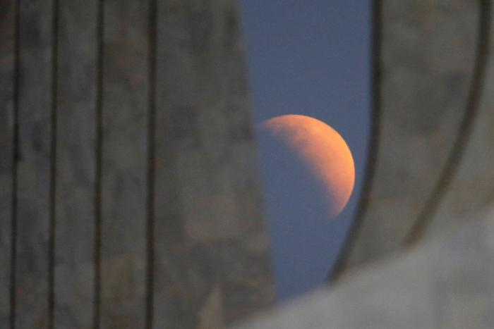 Las mejores fotos del eclipse parcial de Luna: así de espectacular se vio en el mundo