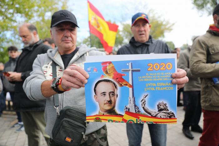 El nieto de Franco muestra una bandera franquista en la puerta de su domicilio