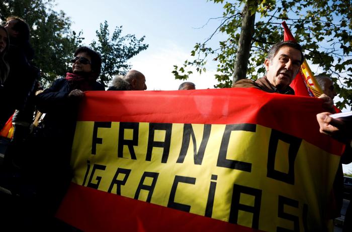 El nieto de Franco muestra una bandera franquista en la puerta de su domicilio