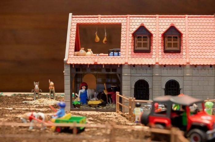El Museo Etnográfico de Castilla y León convierte la granja de Playmobil en un portal de Belén