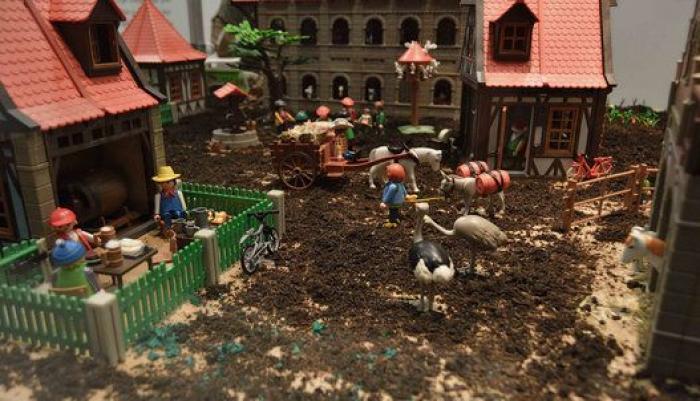 El Museo Etnográfico de Castilla y León convierte la granja de Playmobil en un portal de Belén