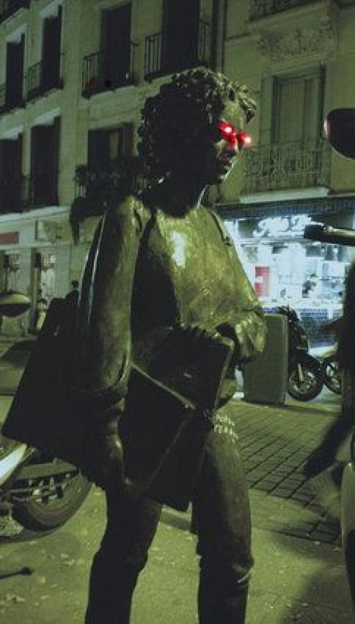 Una estatua de Cristóbal Colón aparece con un pene de plástico en la cabeza