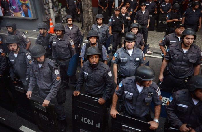 Enfrentamientos entre manifestantes y policía en Brasil cerca del papa Francisco (FOTOS)