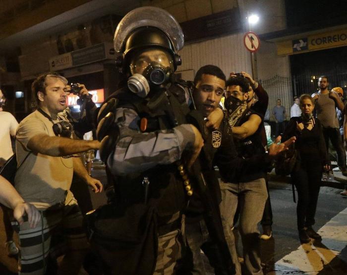 Enfrentamientos entre manifestantes y policía en Brasil cerca del papa Francisco (FOTOS)
