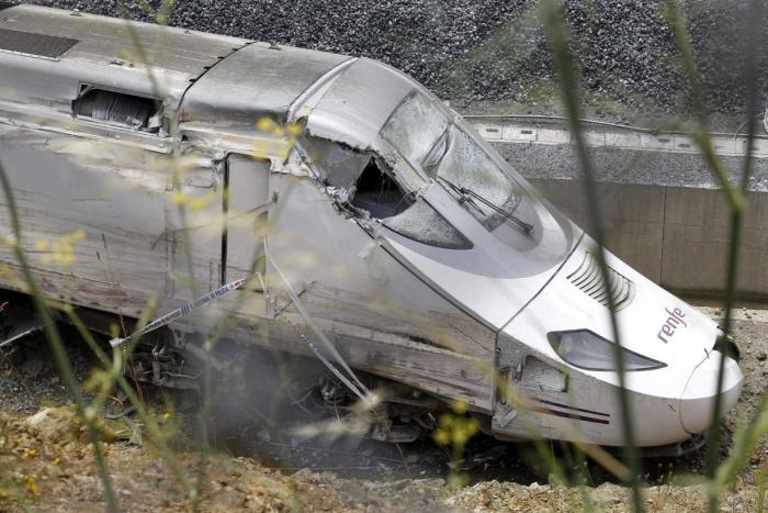 Descarrila un tren de pasajeros en Santiago: Al menos 79 muertos y 178 heridos
