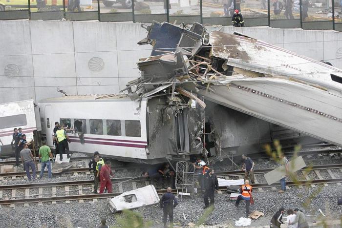 Gestos de solidaridad en el accidente de tren en Santiago (FOTOS)
