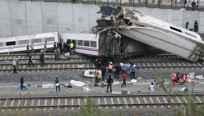Gestos de solidaridad en el accidente de tren en Santiago (FOTOS)
